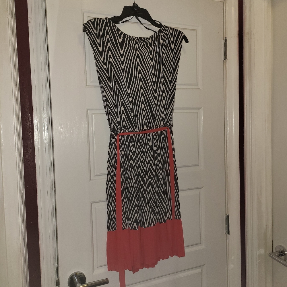 Studio I blk/wht dress w/red skirt & belt - Picture 5 of 5